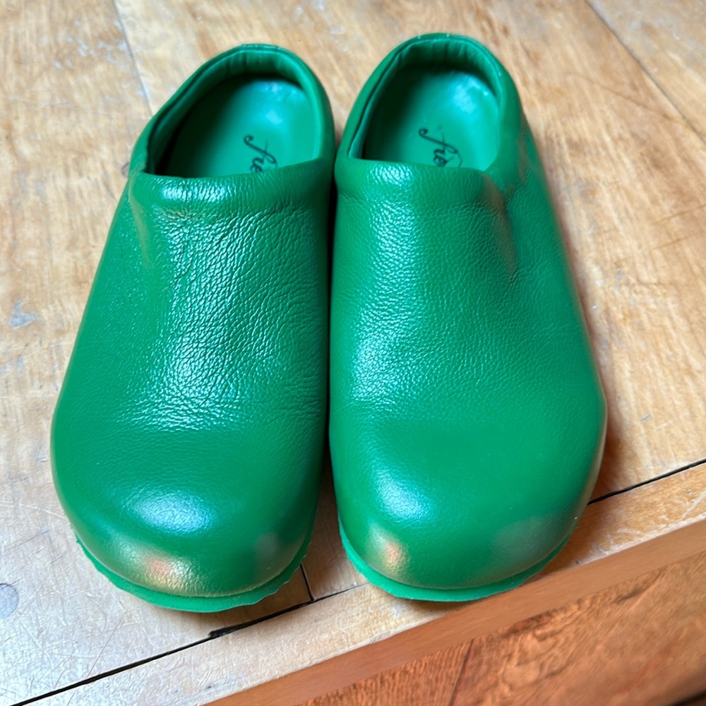 NWOT Free People green leather clogs, size 38 is size 7.5-8